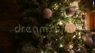 在高级餐厅的接待处有装饰和花环的圣诞树